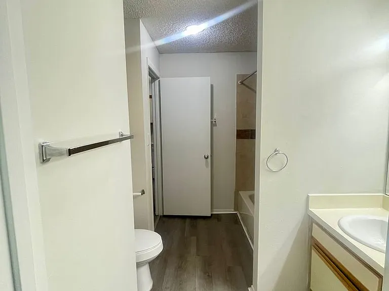 199 Afton Sq — Photo 20