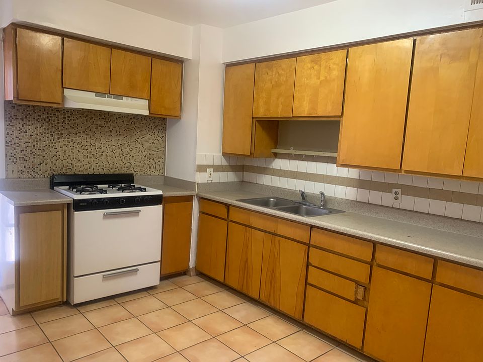 1st image of 2141 W Belmont Ave APT 2