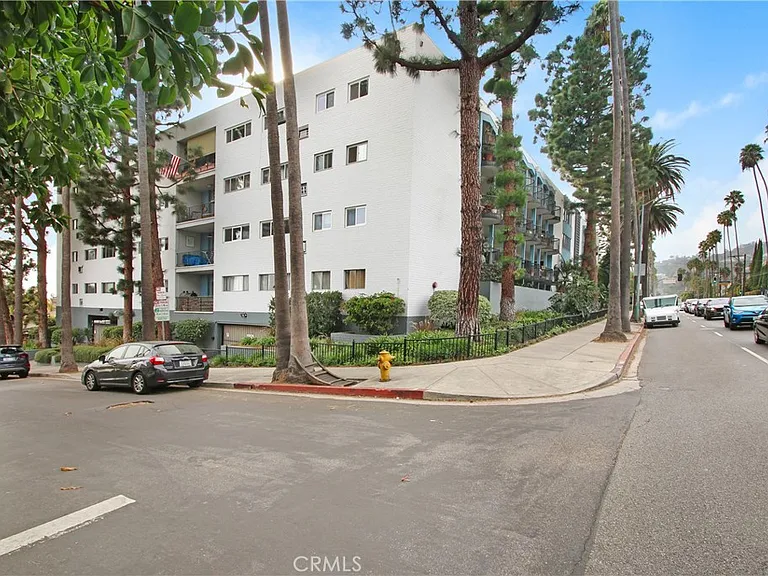 7560 Hollywood Blvd — Photo 2