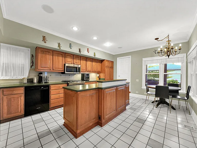 3143 N Racine Ave — Photo 4