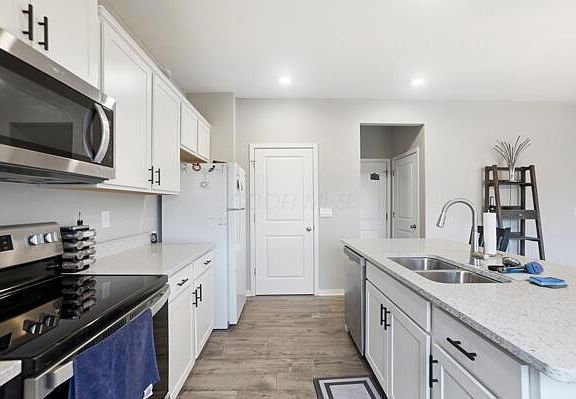 5th image of 384 Kells Ct E