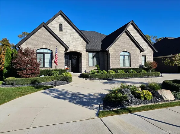 60778 Forest Creek Dr, Washington, MI 48094
