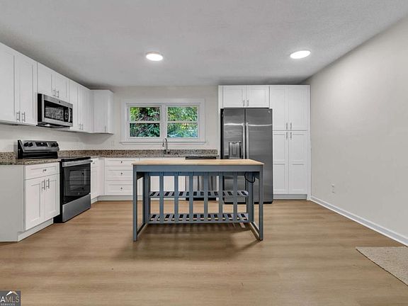 3rd image of 170 Peachtree Ct