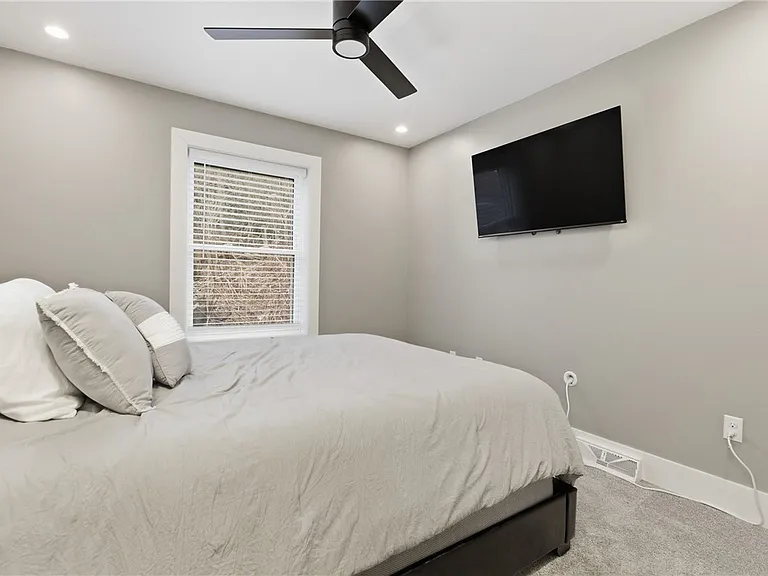 240 E Jefferson St — Photo 32