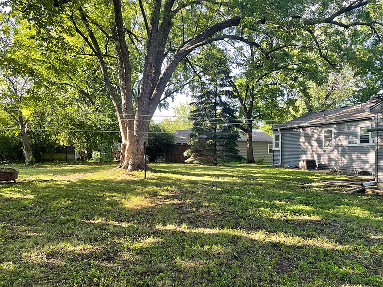 2537 McNair Dr N — Photo 3