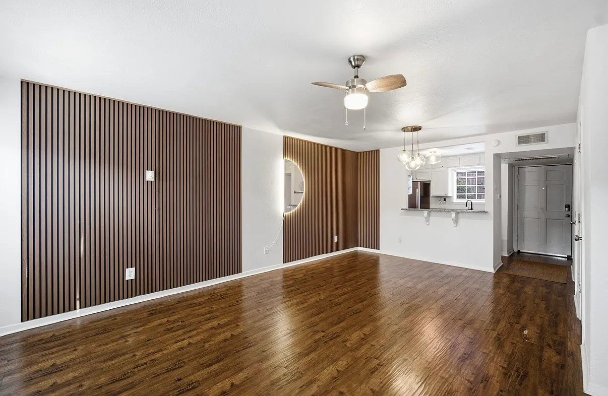 2 bed, 983 sqft, $2,300 — Photo 2