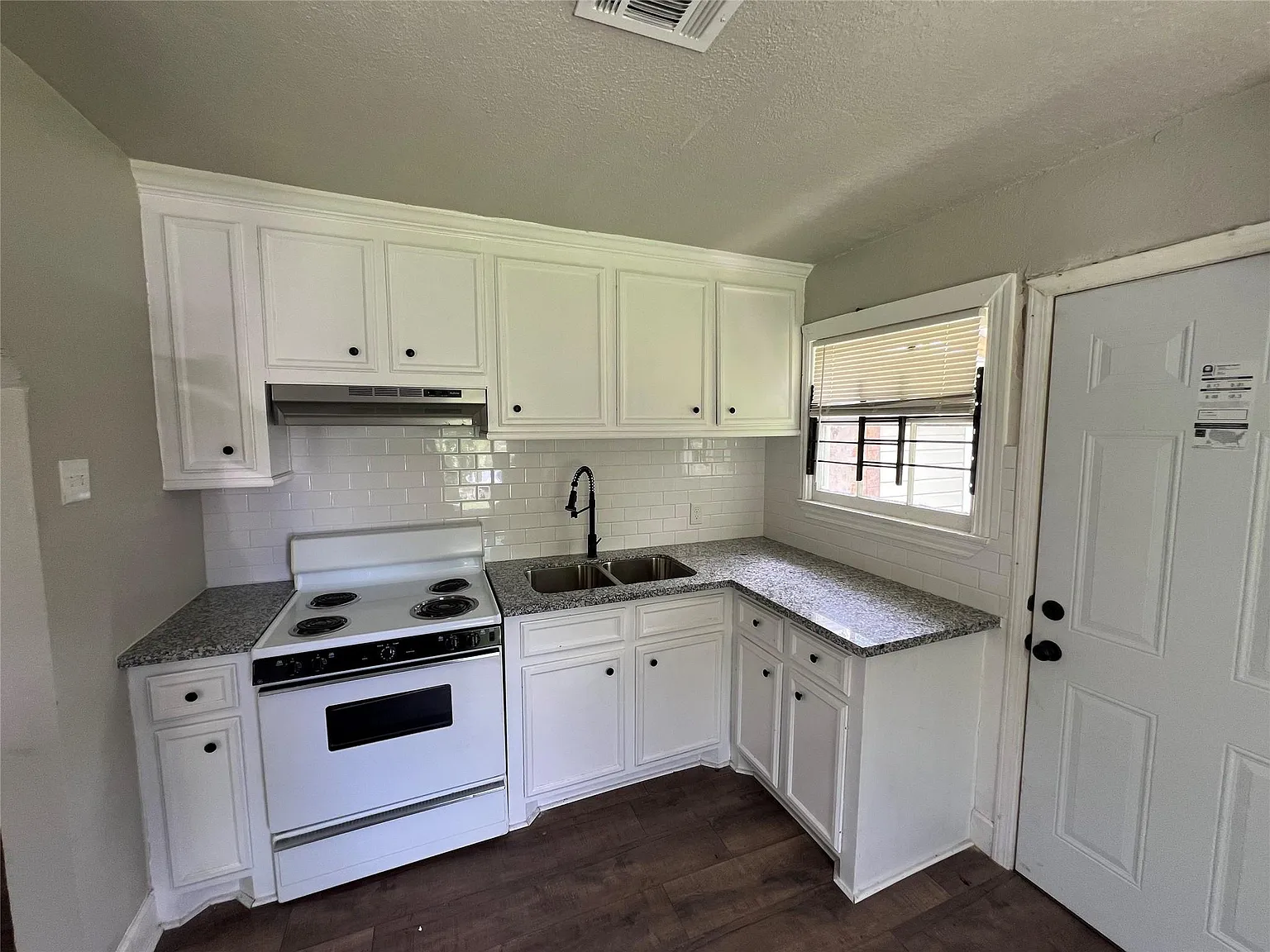 3 bed, 1.0 bath, 1058 sqft, $1,800 — Photo 4