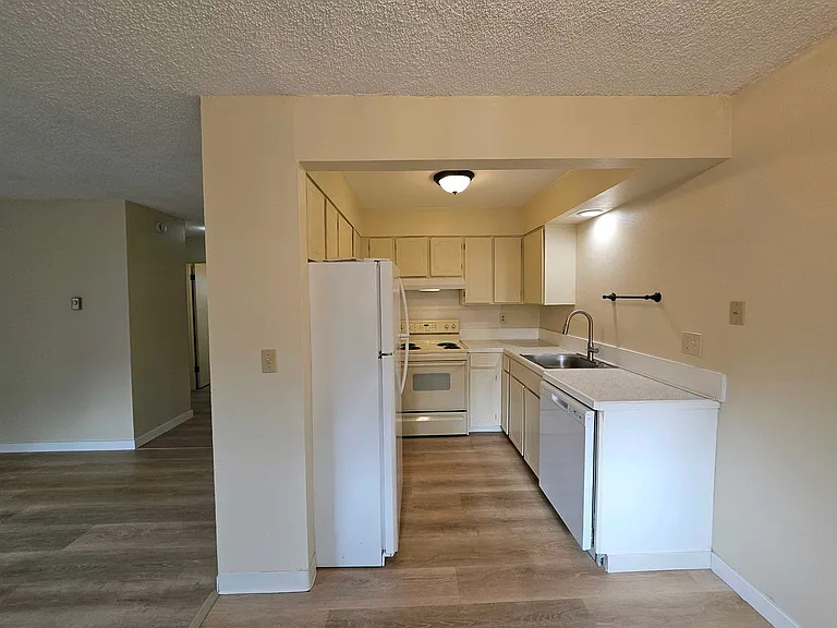 Sunset Apartments — Photo 14