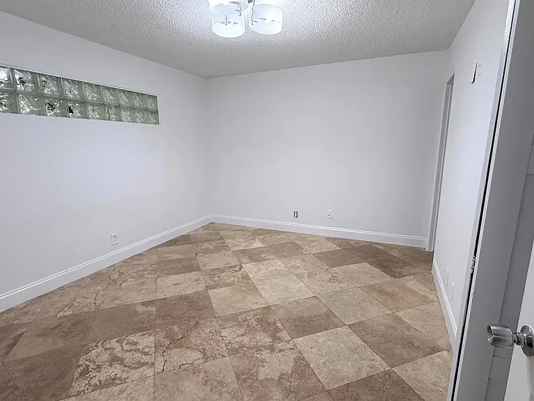 4313 NW 6th Ave — Photo 9