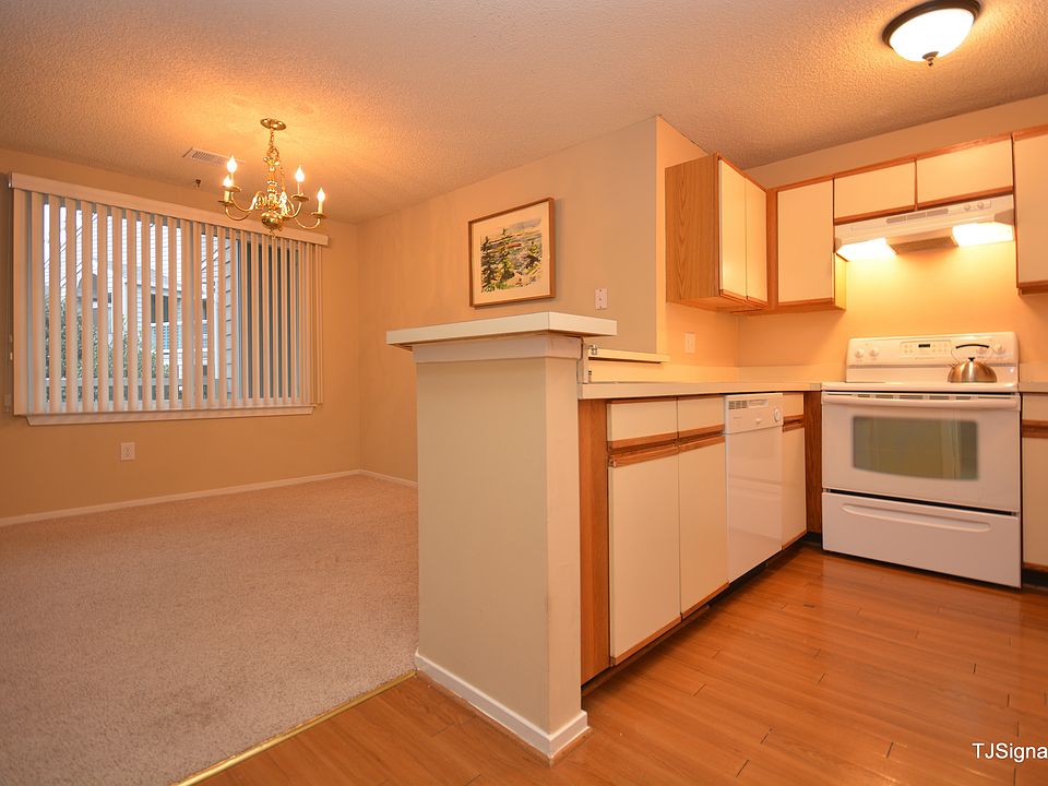 Welcome to this beautiful condo!