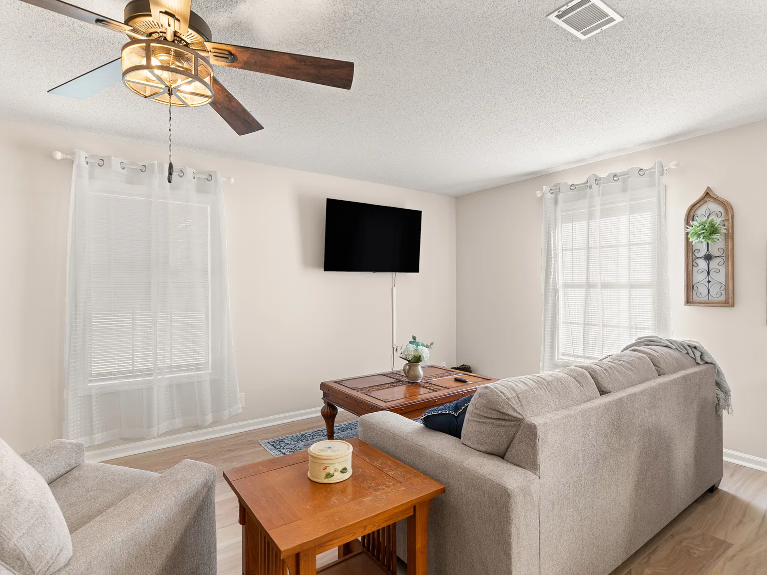 Le Petit Refuge - Fully Furnished 2 Bed 1 Bath — Photo 3