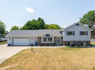 2783 Oakwood Cir, Oshkosh, WI 54904
