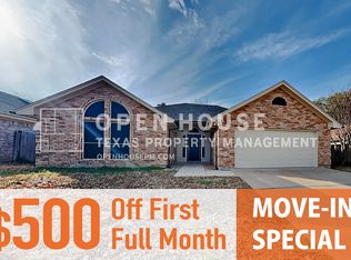 824 Quail Brook Dr, Arlington, TX 76001