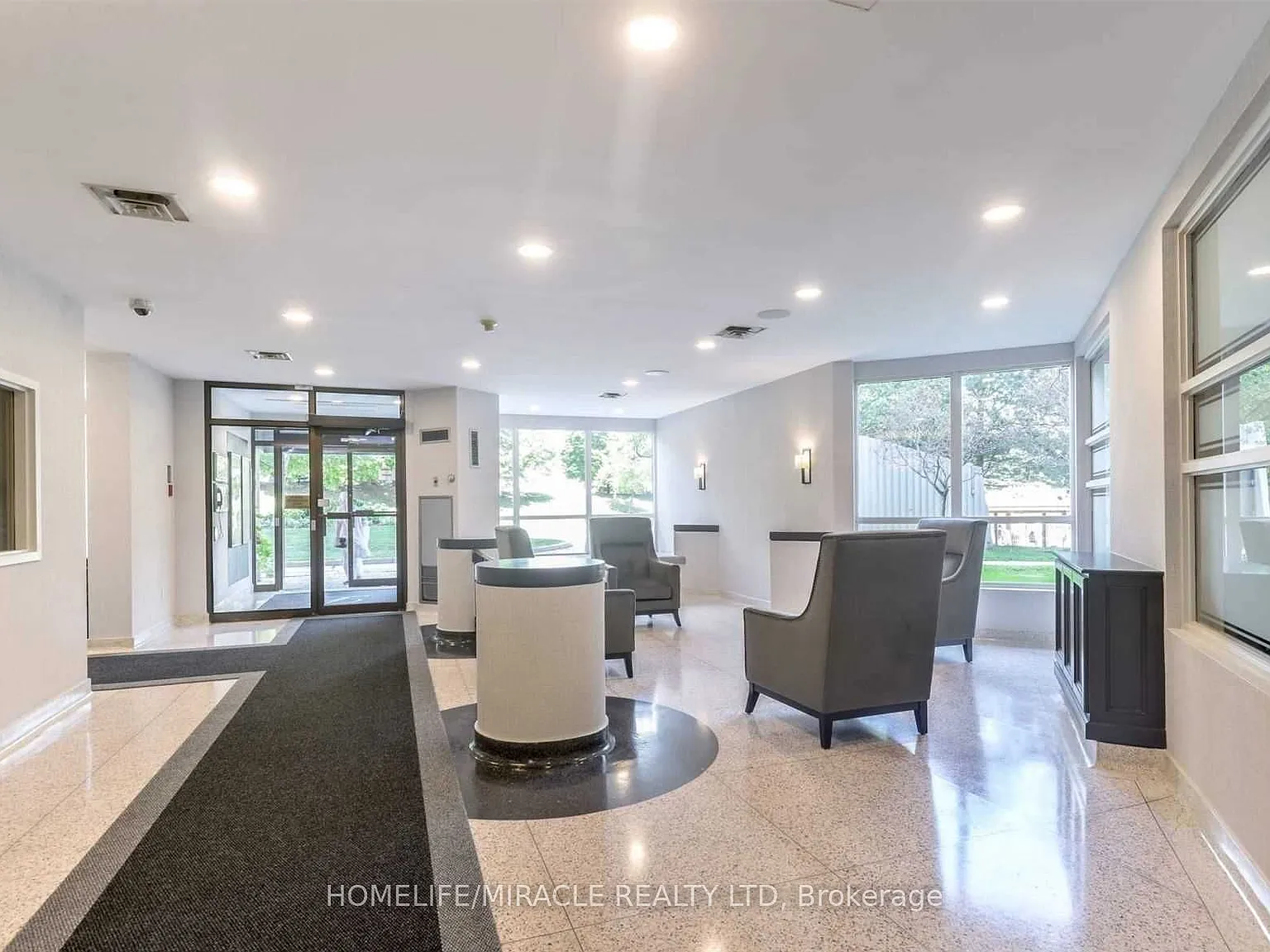Laurelcrest Towers — Photo 2
