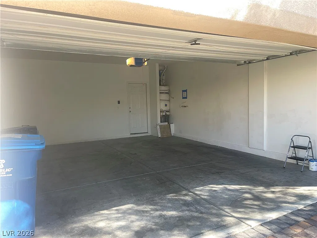 4 bed, 2.5 bath, 1991 sqft, $2,400 — Photo 3
