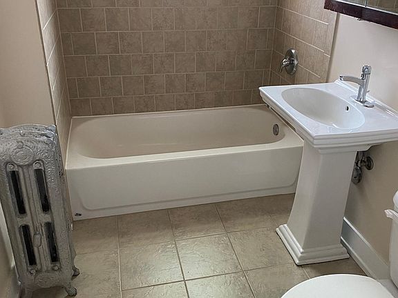 4th image of 2253 W Argyle St #3V