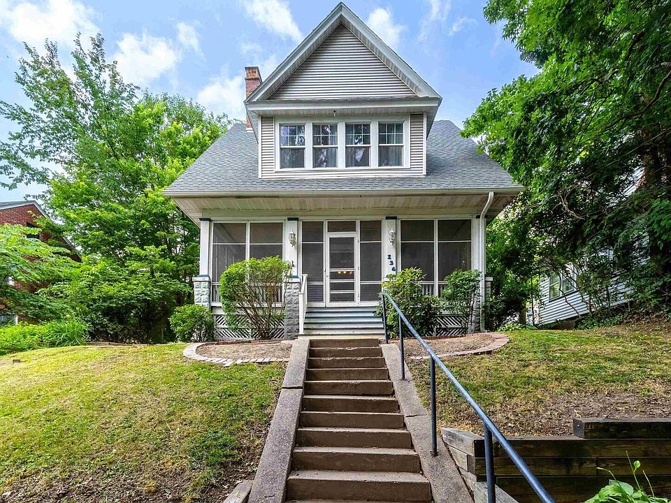 1st image of 136 Fernwood Ave