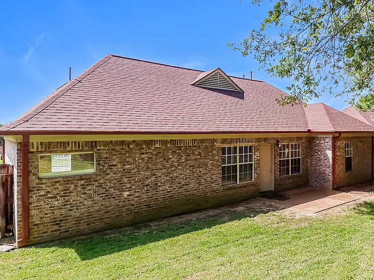 185 Village Dr — Photo 16