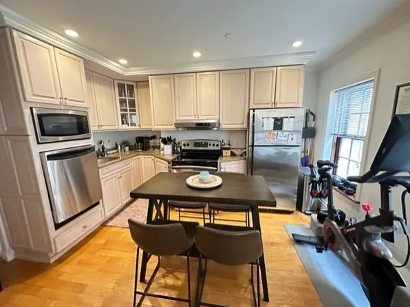 7 Bartlett Pl APT 3, Boston, MA 02113