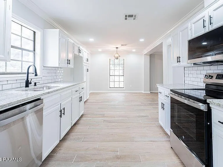 213 Presbytere Pkwy — Photo 6