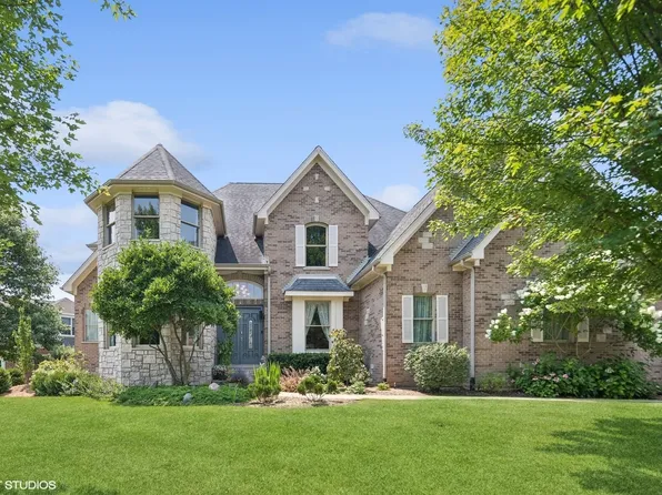 9735 Stonecastle Ln, Crystal Lake, IL 60014
