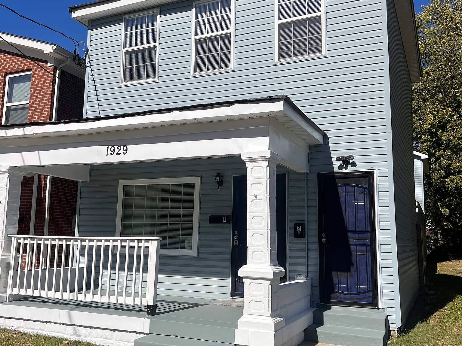 1929 W Chestnut St — Photo 2