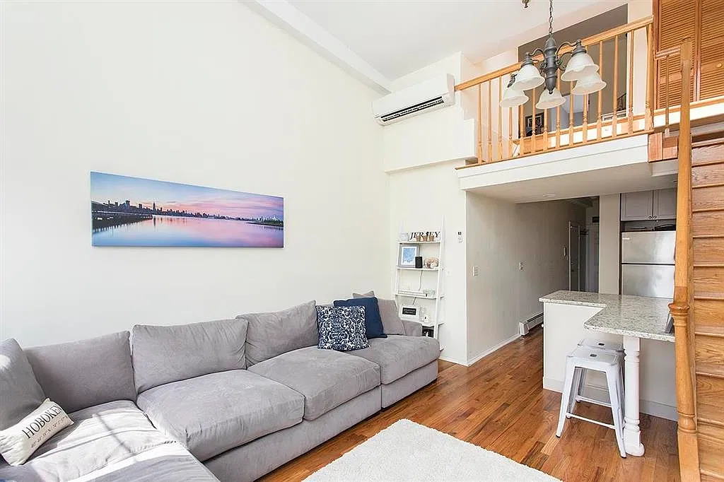 2 bed, 2.0 bath, 1064 sqft, $4,200 — Photo 2