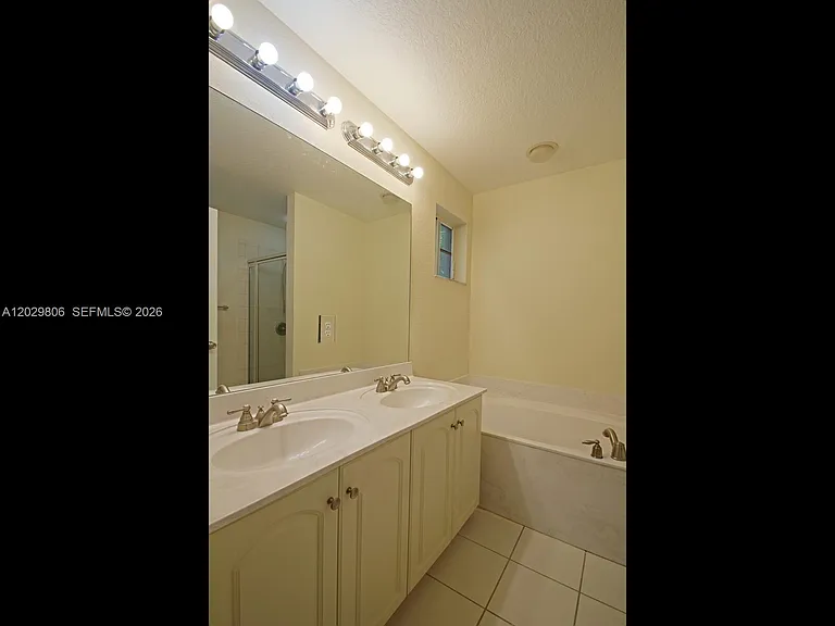1904 SW 60th Ave — Photo 23