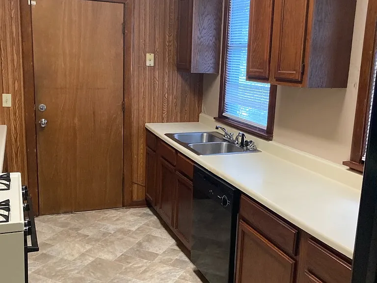 421 Rutherford St — Photo 52