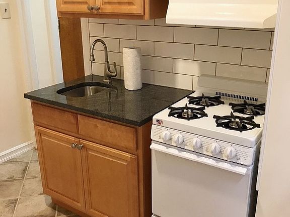 4th image of 2545 33rd St APT 1F