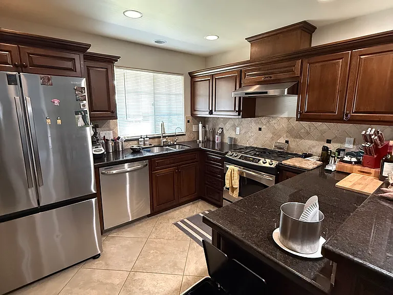 985 Magnolia Dr — Photo 3