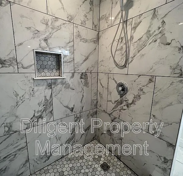 438 Bellevue St #UPPER — Photo 22