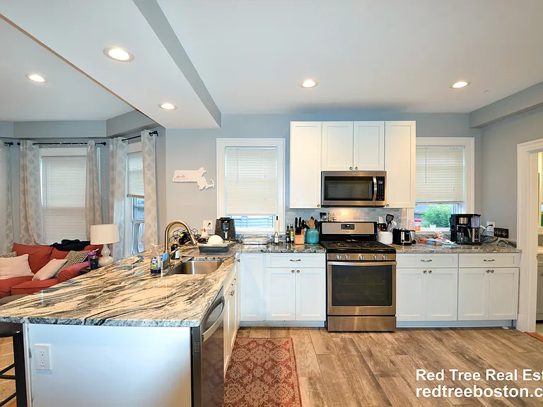 62 Mapleton St — Photo 2