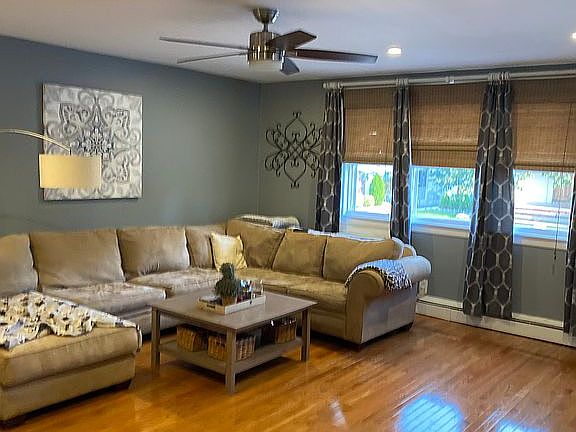 2nd image of 4305 Manhattan Ave