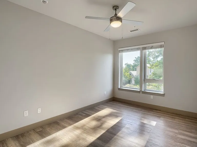 4923 King St — Photo 6