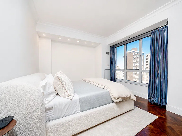 351 E 51st St #Penthouse 4A — Photo 9