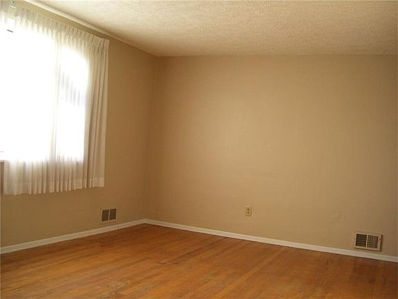 5th image of 44 Florence Dr