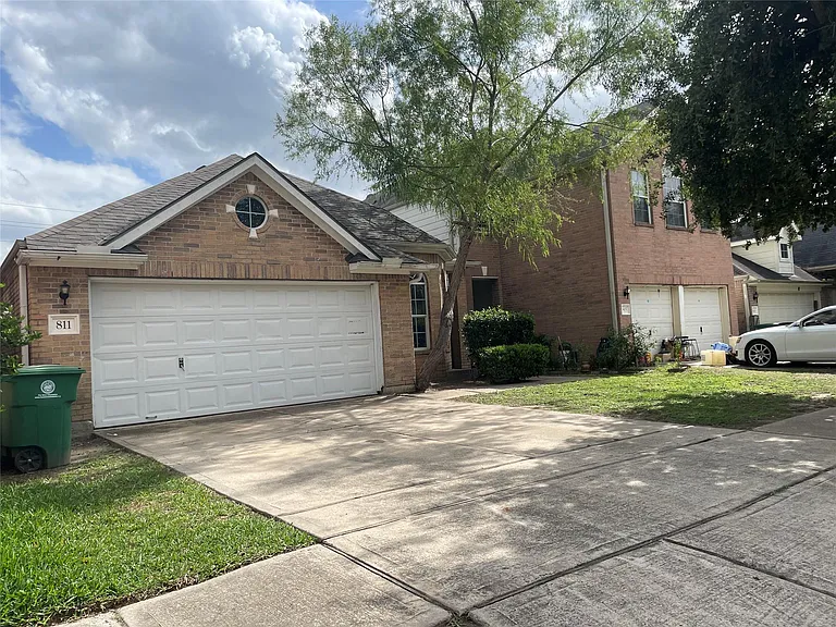 811 Forest Hillside Ln — Photo 2
