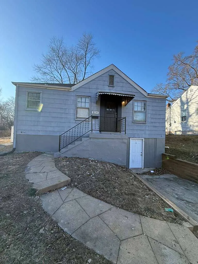 10045 Dorothy Ave in St. Louis, MO 63137 — Photo 1