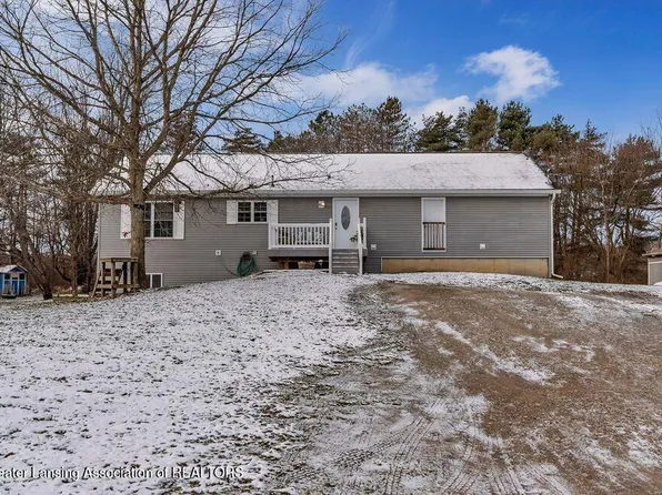 1042 Kane Rd, Stockbridge, MI 49285