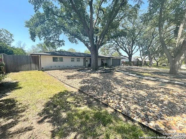 3 bed, 2028 sqft, $2,600 — Photo 2