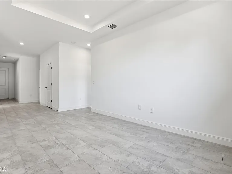 1087 Rugby Ln — Photo 5