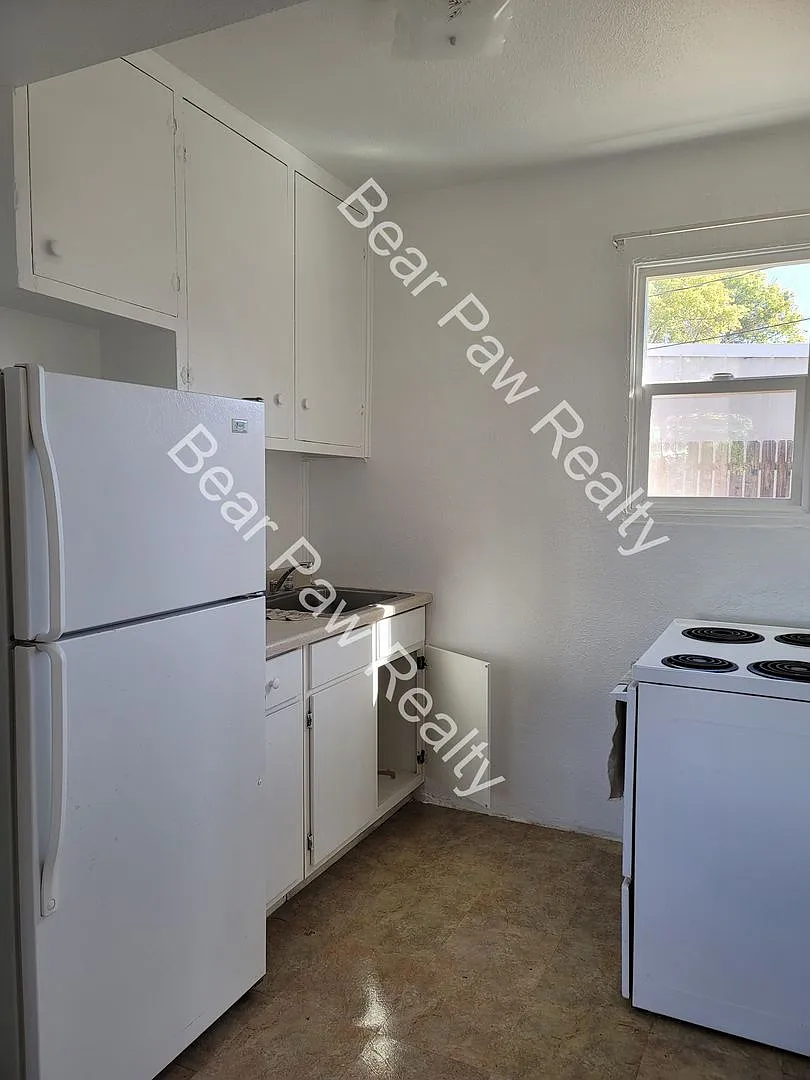 503 E 2nd/Van Lennen — Photo 3