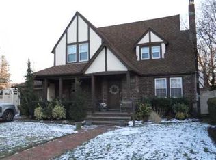 34 Cedar St, Merrick, NY 11566