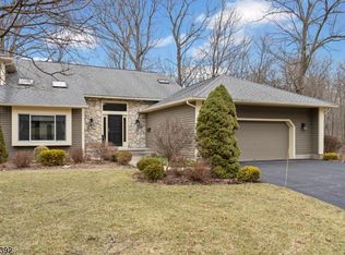 44 Hunters Cir, Lebanon, NJ 08833
