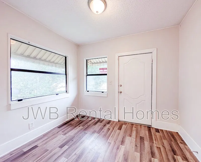 Brentwood — Photo 4