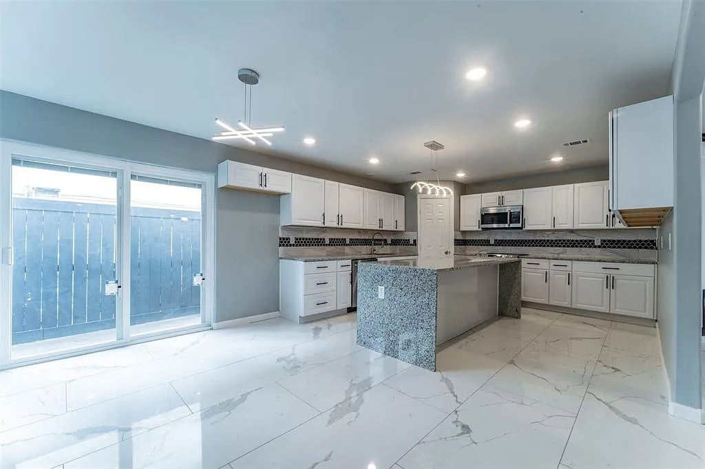 7 bed, 3900 sqft, $550 — Photo 3