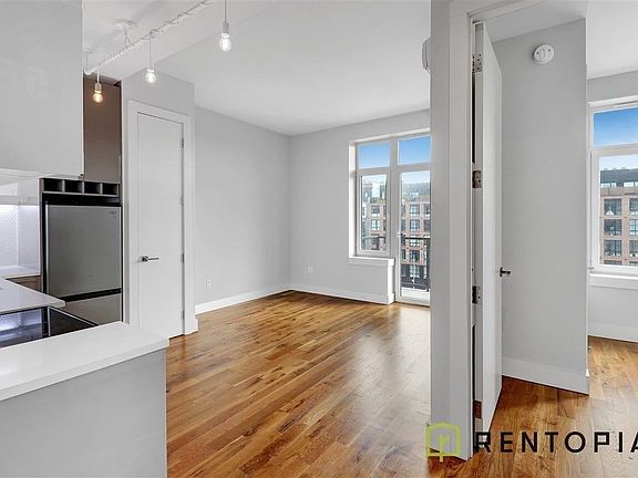 4th image of 1038 Greene Ave #705