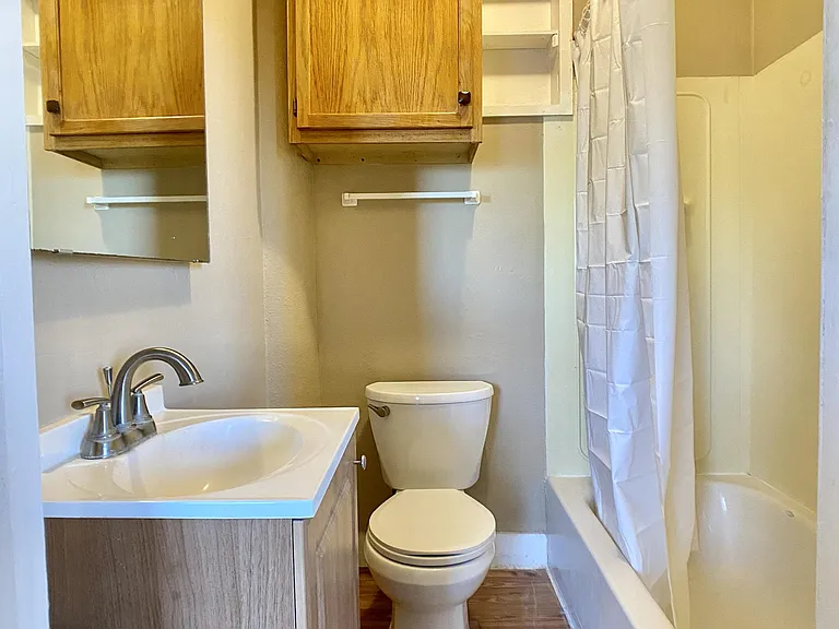 517 E 4th St #12 — Photo 6