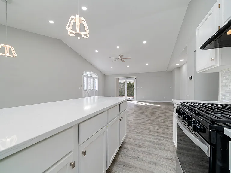 112 Liverpool Dr SE — Photo 4